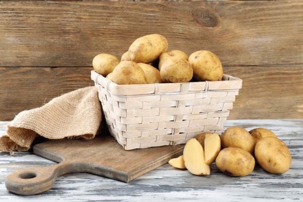 8 دلیل شگفت انگیز برای نوشیدن آب سیب زمینی خام 8 علت شگفت انگیز برای نوشیدن آب سیب زمینی خام