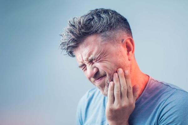 12 روش خانگی برای از بین بردن درد دندان؛ از سیر تا علف گندم