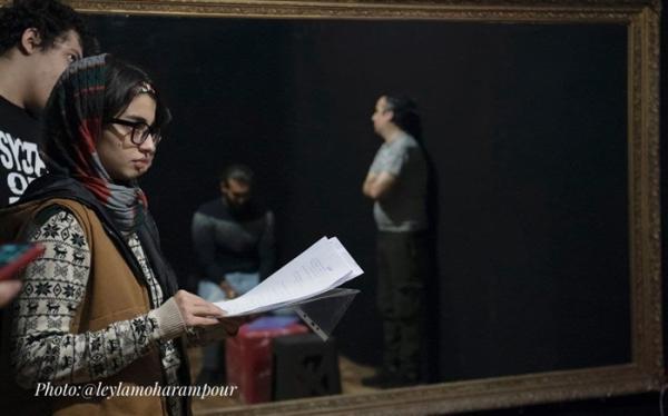 کارگردان نمایش زهر(خند) عسل: تئاتر با مخاطبش زنده است