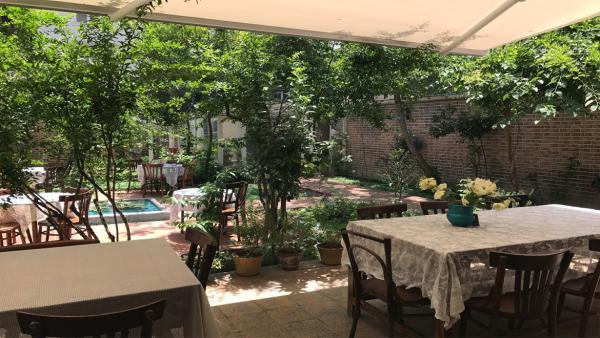 کافه تهرون ویلا ، یادآور صفا و صمیمیتِ خانه های تهران قدیم