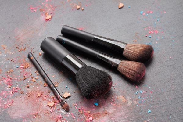 با تمیز کردن برس ها و فرچه های آرایشی، باکتری ها را فراری با تمیز کردن برس ها و فرچه های آرایشی، باکتری ها را فراری دهید