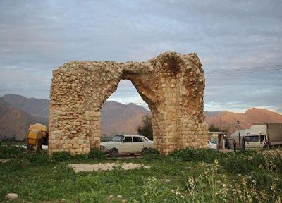 عکس، تبدیل آتشکده ساسانی به پارکینگ ، پیکانی که زیر طاق 1370 سال پیش پارک نموده است